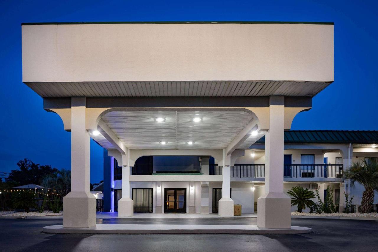 Days Inn & Suites By Wyndham Savannah Midtown מראה חיצוני תמונה