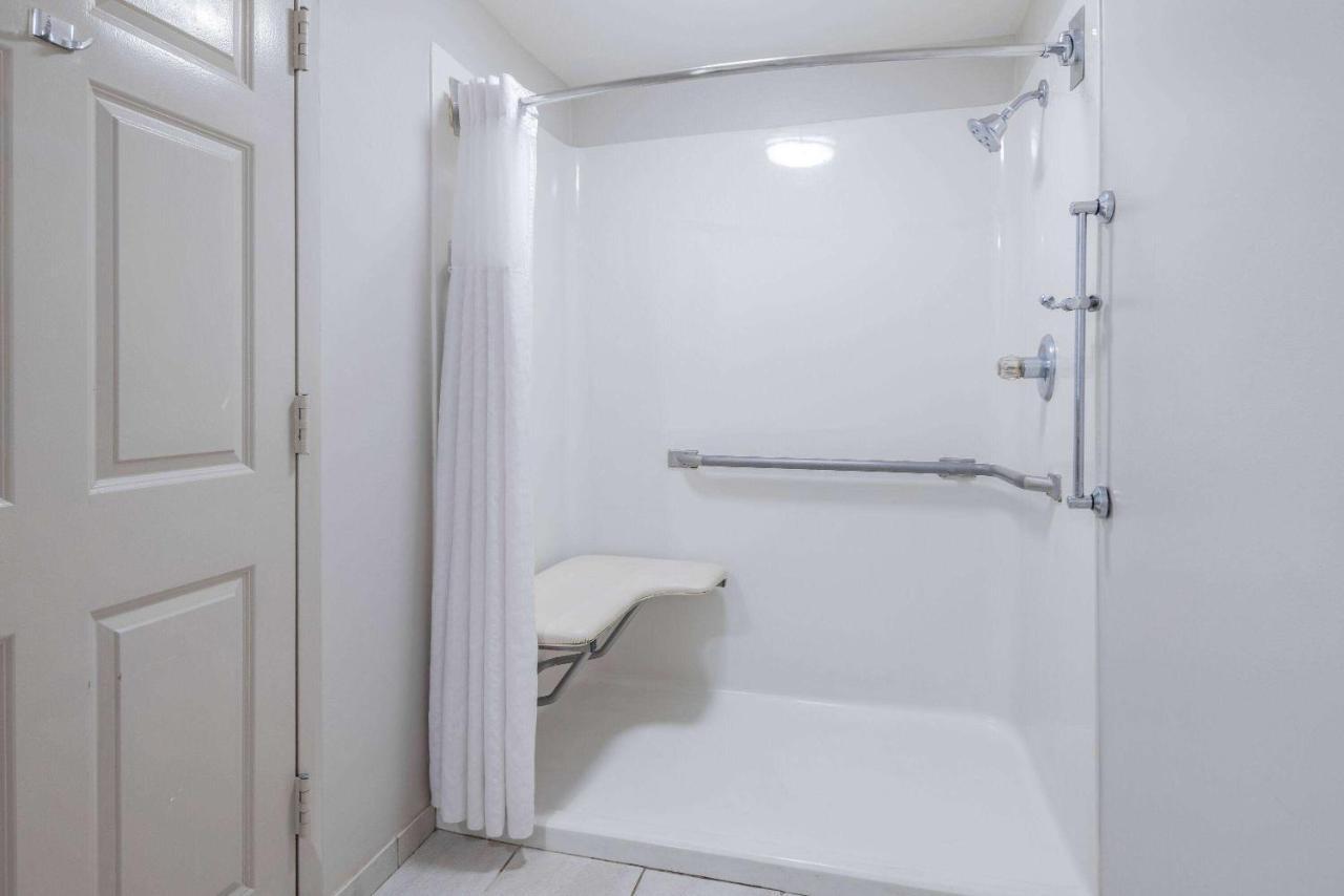 Days Inn & Suites By Wyndham Savannah Midtown מראה חיצוני תמונה
