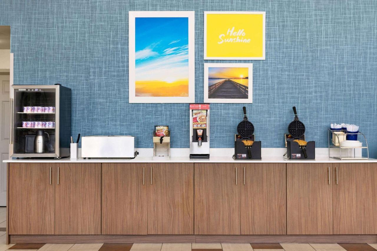 Days Inn & Suites By Wyndham Savannah Midtown מראה חיצוני תמונה
