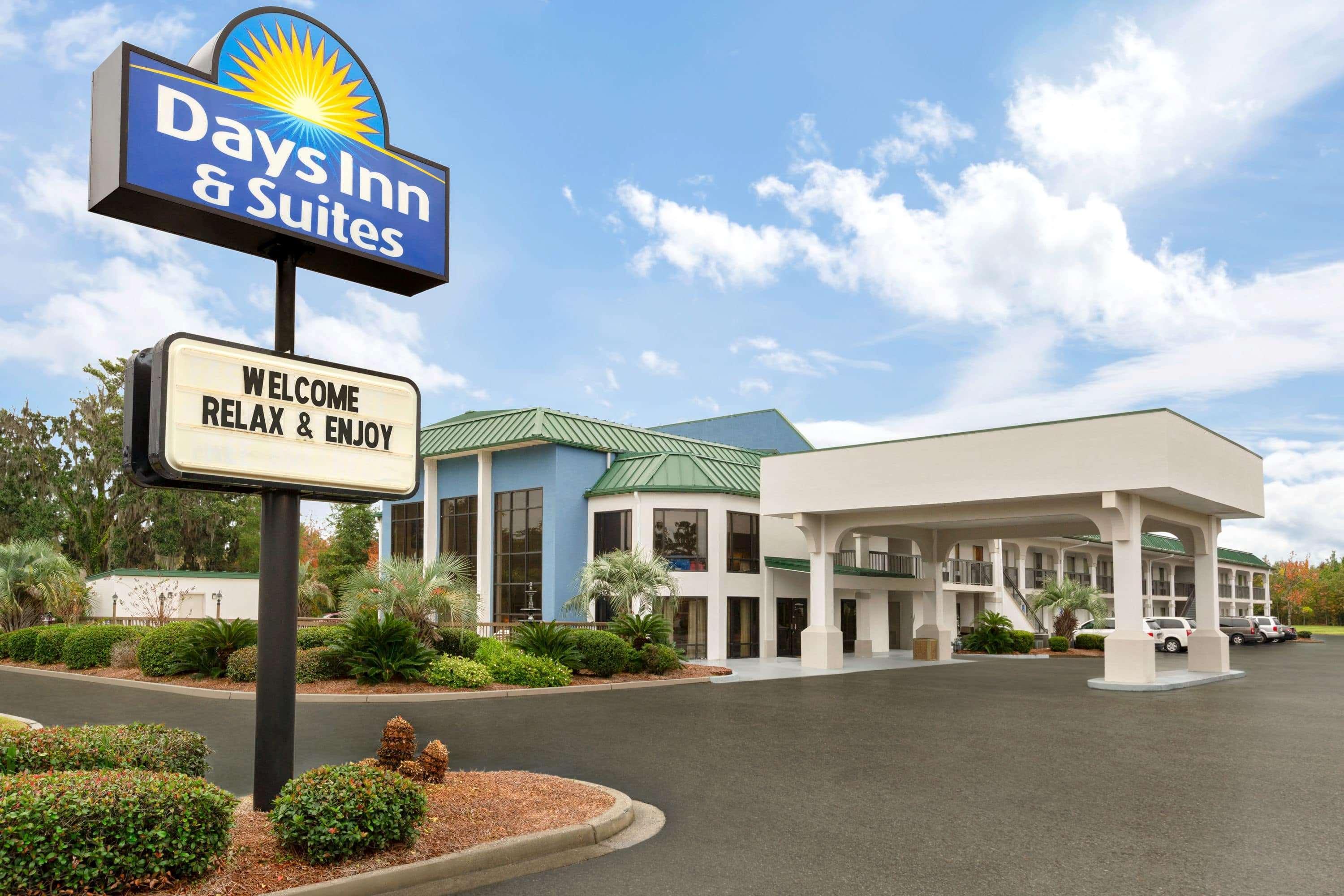 Days Inn & Suites By Wyndham Savannah Midtown מראה חיצוני תמונה