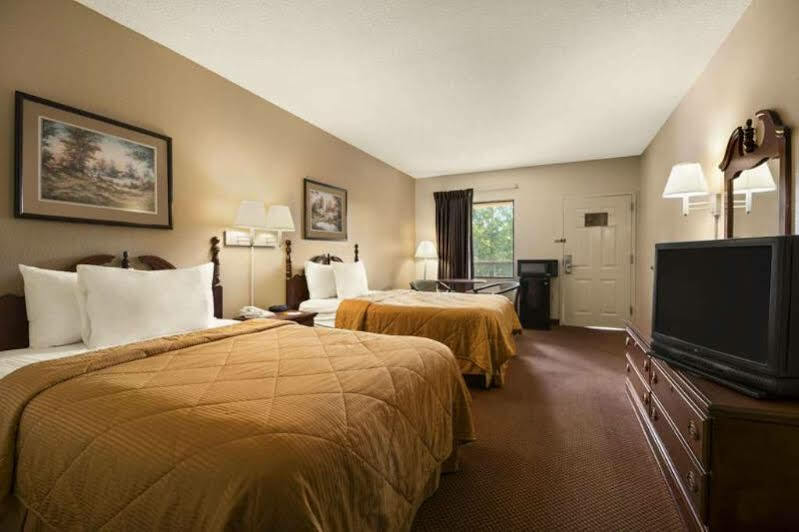 Days Inn & Suites By Wyndham Savannah Midtown מראה חיצוני תמונה