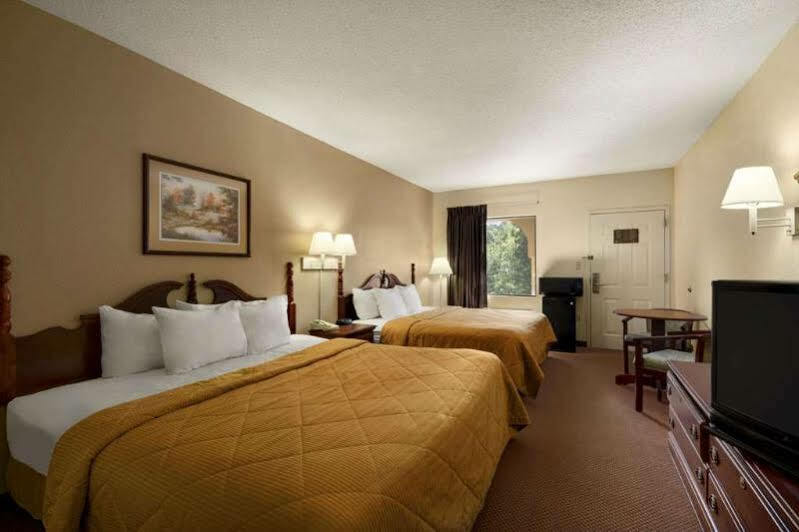 Days Inn & Suites By Wyndham Savannah Midtown מראה חיצוני תמונה